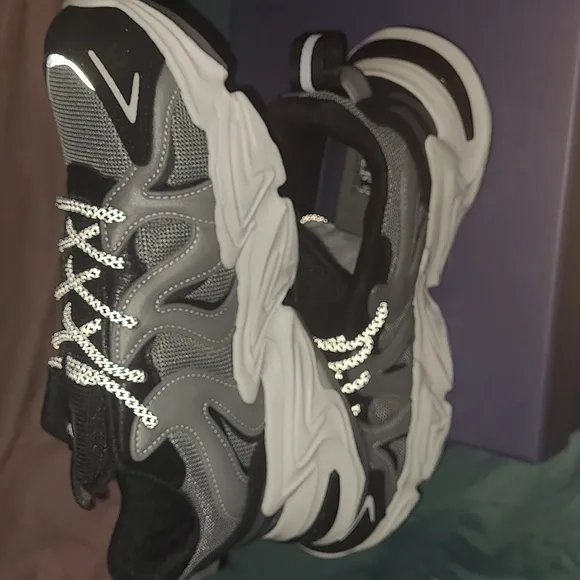New Mazino Vortex size 7y equals 8.5 women's