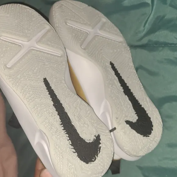 New Nike Team Hustle D 10 sneakers size 5y equals 6.5 women's