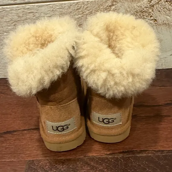 UGG Unisex Toddler Bailey Button II Boots in Chestnut Size 6